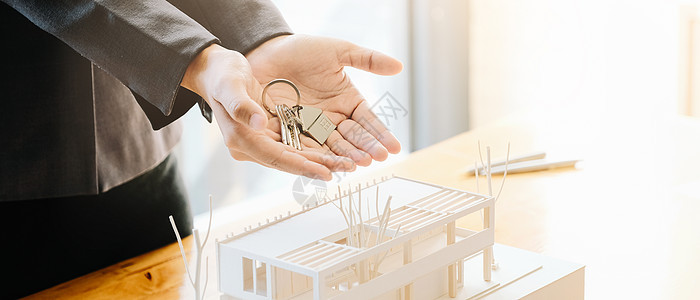 房地产经纪人通过批准的抵押贷款申请移交房屋钥匙图片