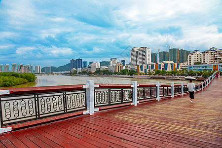 海南城河桥陆界标志 有树叶和蓝天空高清图片