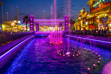 迪拜全球村夜光和水透视娱乐购物展览建筑学风格旅游中心游客闲暇堡垒图片