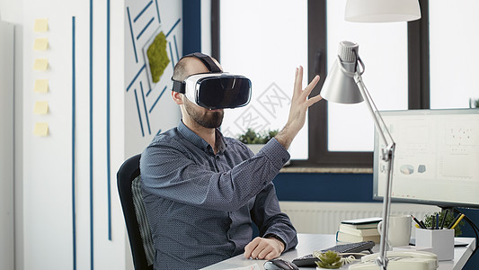 执行经理在开办办公室使用虚拟现实眼镜(虚拟真人镜)图片