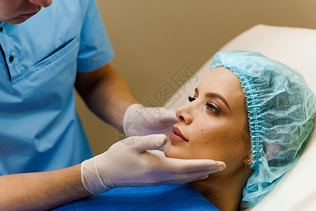 在医疗中心与整形外科医生协商 在嘴唇 下巴 额头上进行化妆性面部注射 以恢复面部活力 去除皱纹美容治疗填料药品手套女性女士注射器图片