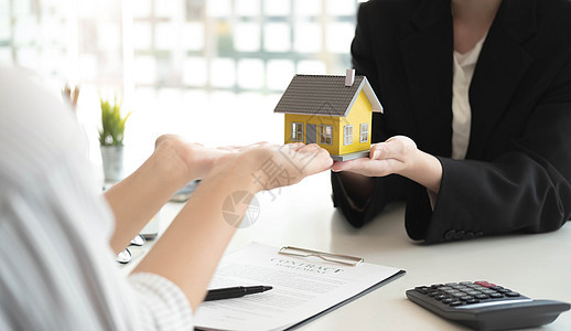 销售代表提供购房合同以购买房屋或公寓或讨论贷款和利率客户律师顾问房子顾客经纪人住宅房东金融预算图片