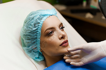 在医疗中心与整形外科医生协商 化妆性美容面部治疗注射程序皮肤科注射器皮肤女士手套女性填料化妆品图片