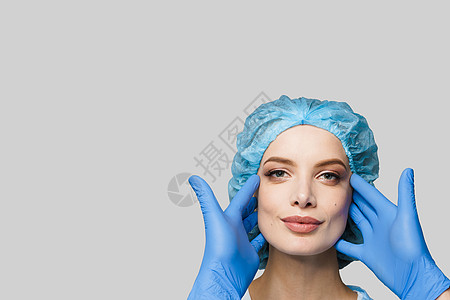 在医疗中心与整形外科医生协商 化妆性美容面部治疗皮肤科女孩嘴唇注射女性程序女士病人注射器手套图片