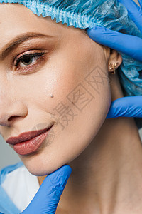 面部造型 与白背景整形外科医生协商 化妆性美容面部治疗嘴唇皮肤注射器病人注射皱纹塑料女士皮肤科程序图片