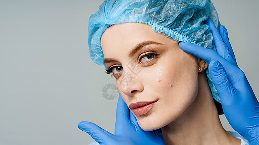 面部造型 与白背景整形外科医生协商 化妆性美容面部治疗化妆品女性手套塑料皮肤女孩程序病人填料轮廓图片