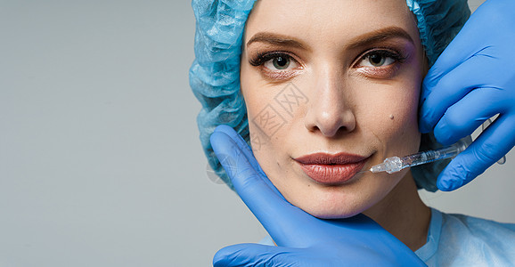 为白种背景的有吸引力的女孩提供强化注射 整形外科医生确实在诊所里用嘴唇喷入口腔手套化妆品注射器皮肤皮肤科美容填料女性药品病人图片