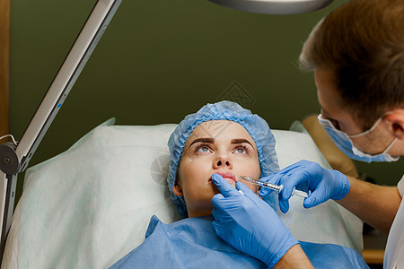 整形外科医生确实在诊所的嘴唇上注射过 化妆性美容面部治疗也进行过人工复健手术轮廓程序女性注射器女士填料皱纹手套化妆品药品图片