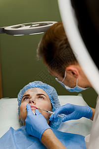 整形外科医生确实在诊所的嘴唇上注射过针 进行化妆性美容面部复健治疗 对有吸引力的女孩进行口腔增生注射女士皱纹病人手术注射器化妆品图片
