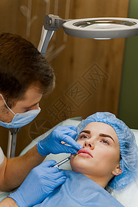 整形外科医生确实在诊所的嘴唇上注射过 化妆性美容面部治疗也进行过人工复健手术皮肤女性女士皱纹皮肤科女孩填料化妆品程序病人图片