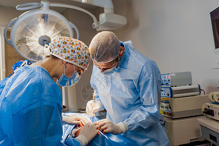 在医疗诊所对面眼部区域进行整形的整容手术图片