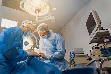 用于在医疗诊所修改面部眼部区域的眼睑成形术整形手术 外科医生缝合眼睑医院病人药品女士考试操作眼睛乐器绘画男人图片