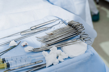 在手术室的消毒台上 有外科不锈设备钳子外套药品医院桌子成套蓝色镊子托盘救援图片