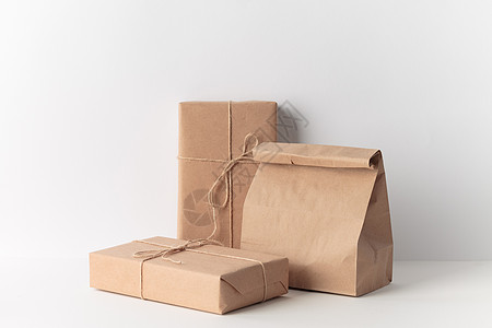 一套手制包装箱和纸袋空白包装邮政货物纸盒贮存礼物纸板船运送货图片
