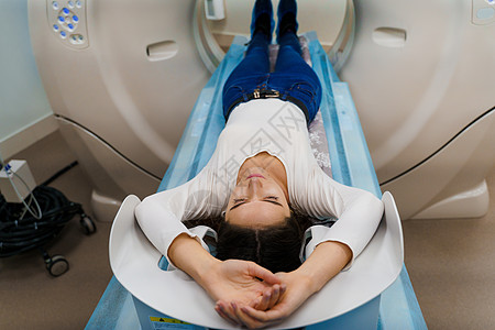 为漂亮女孩做脉冲膜结关的CT扫描 计算用于标识和牙科植入规划的断层造影术图片