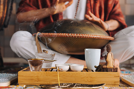在茶叶仪式期间 用猎户座舌鼓敲响一个演奏现代乐器的人的手贴近振动游戏旋律谐振语言装饰品文化艺术品音乐民谣图片