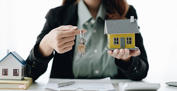 房地产经纪人在与具有批准的财产形式的出租房屋保险签订合同后 向客户提供房屋贷款并发送钥匙图片