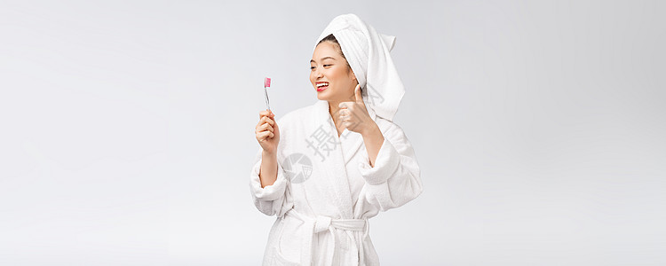 清晨浴袍心情下带牙刷的亚洲快乐女人微笑浴室刷子女士长袍毛巾牙科女孩女性成人图片