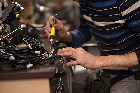 工业工人在工厂中焊接制造设备电缆的工匠 有选择性地突出重点男人自动化金属电子产品制造业生产机械臂操作员工程师机器人图片