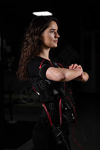 健身房EMS西装的女孩 电动肌肉刺激西装的体育训练 锻炼运动爱好刺激器工具微笑技术药品接触器电极冲动建筑图片