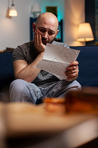 Sad 失望的男子对驱逐通知警告感到担忧 他对此感到担心图片