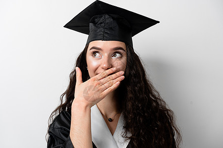 在线远程学习 在家学习 大学毕业 身着黑色长袍的毕业生在白色背景上微笑 成功完成大学和完成硕士学位后微笑的风趣女人文凭学生学士工图片