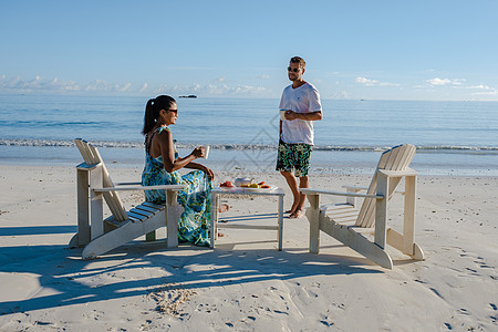 海滩上的男女情侣早餐享用咖啡和水果 普拉兰塞舌尔热带岛屿 拥有海滩和棕榈树 海滩天空天堂丛林假期旅游海洋石头夫妻女性蓝色图片