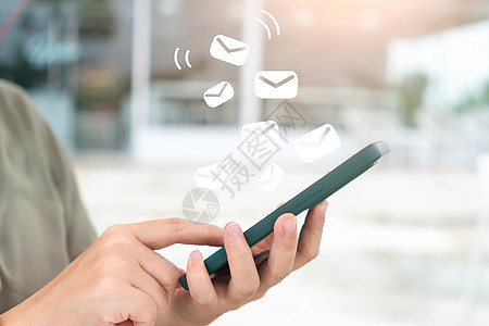 一个女人的手在她的智能手机上发送和接收电子邮件 商业通信技术的概念隔离互联网邮政女性通讯触摸屏屏幕社交邮件电话图片