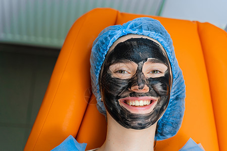 使用外科激光 用黑面罩遮住女孩脸部的碳剥皮 皮肤学和美容学疙瘩胶原皮肤皱纹状况毛孔病变方法护理色素沉着图片