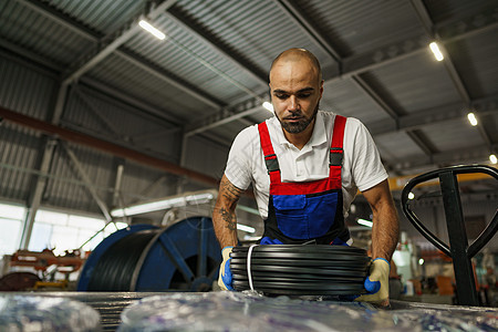 在工业工厂工作的非洲男性杂工的肖像 一名美国男子施工职场制造业质量男人头盔职业操作员制造厂作坊图片