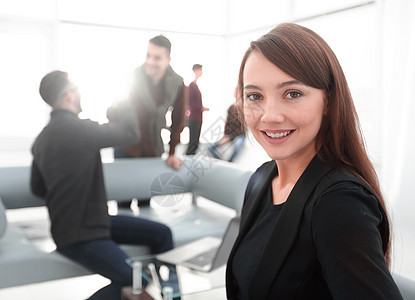 办公室背景中的商业妇女 在办公场所工作的妇女套装商务战略经理女性男人专家人士职业管理人员图片