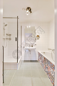现代公寓的浴室内室内卫生间反射浴缸龙头装饰住宅制品财产镜子淋浴架子图片