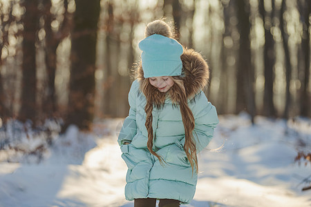 穿着绿绿色外套和帽子的女孩公园衣服雪天使雪橇季节手套乐趣娱乐森林小姑娘图片