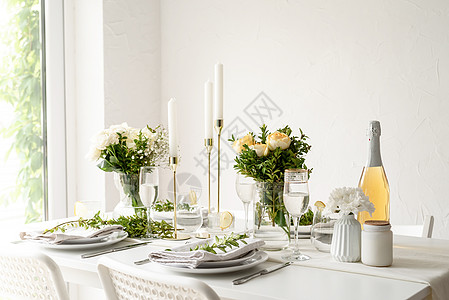 婚礼装饰品 白玫瑰的婚桌装饰风格桌子玫瑰庆典派对盘子食物玻璃餐厅宴会图片