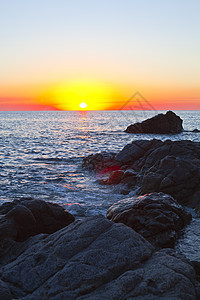 落山在岩石海岸 蒂罗亨尼亚海海洋天空旅行地平线海浪季节天堂蓝色晴天海滩图片