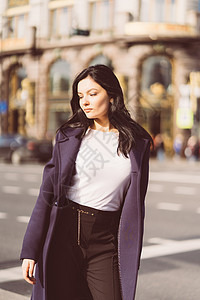 走在市中心圣彼得堡街道上的美丽聪明的黑发女郎的画像 留着长黑发的迷人体贴的女人独自游荡 沉浸在思绪中女士悲伤成人头发中心外套蓝色背景图片