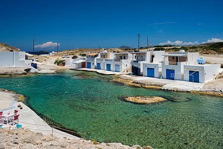 希腊米洛斯的海滩岩石支撑海岸娱乐村庄水晶风景悬崖旅游建筑学图片