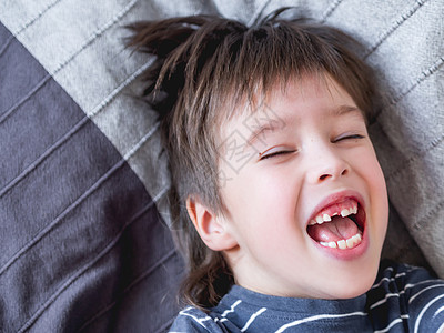 笑孩子嘴里长着一排牙齿的洞 刚才有个门牙掉了出来 给牙医贴上口香糖的照片药品牙科乐趣嘴唇童年磨牙矫正口腔科牙科学展示图片