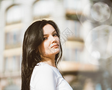 走在市中心圣彼得堡街道上的美丽聪明的黑发女郎的肖像特写 留着长黑发的迷人体贴的女人独自游荡 沉浸在思绪中建筑街道微笑成人头发商务背景图片