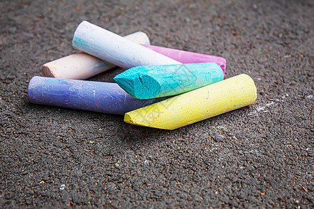 三条彩色条纹 用粉笔绘制沥青童年蜡笔绘画地面黑板街道彩虹蓝色草图学校图片