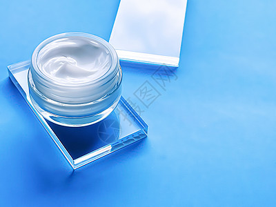 关于玻璃和蓝底 美容产品和护肤 化妆品科学的面霜润滑剂罐护理质量奶油水分女士蓝色洗剂美丽样本温泉图片