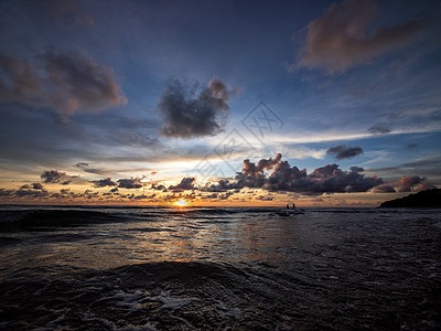 美丽的夕阳在平静的海面有云的天空背景 在热带海滩的日落 自然夏季概念 海面上的日落高峰与黄色的光反射在海水上 宁静的海景支撑橙子图片