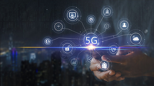 商务人士的手拿着手机连接网络 5G 与图标概念 技术网络无线系统和物联网 新技术在未来出现 网络连接 5G互联网屏幕社交商务商业图片