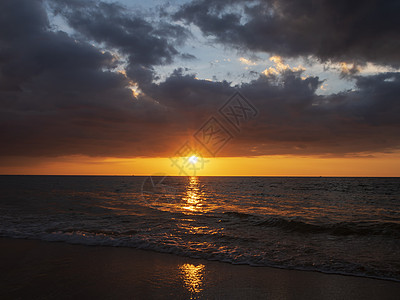 美丽的夕阳在平静的海面有云的天空背景 在热带海滩的日落 自然夏季概念 海面上的日落高峰与黄色的光反射在海水上 宁静的海景海洋橙子图片