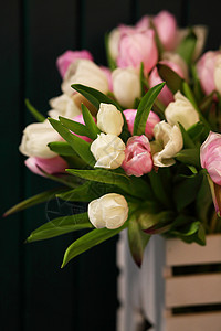 黑石桌上鲜花多彩的郁金香花蓝色说谎季节石板花束庆典桌子紫色郁金香石头图片