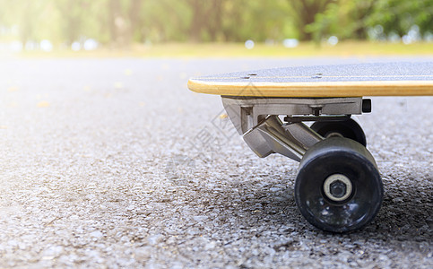 早上在公园特写滑板 公园道路上滑板和轮子的头 体育概念活动滑冰车轮街道极限地面沥青文化蓝色滚筒图片