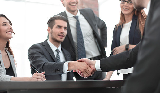 会后雇员之间握手的握手合伙商业团体手势律师团队交易伙伴男人微笑图片