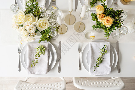 婚礼桌布 顶台风景 用白玫瑰和箱木装饰衣服派对宴会接待庆典用餐刀具餐巾午餐银器花店图片