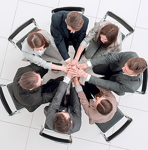 一组志同道合的人坐在一个圆圈里雇员团队训练作坊职业公司团体商业合作经理背景图片