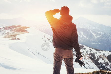 观光客看风景 日落美丽山脉远足爬坡道高地雪堆享受土地活动丘陵季节图片